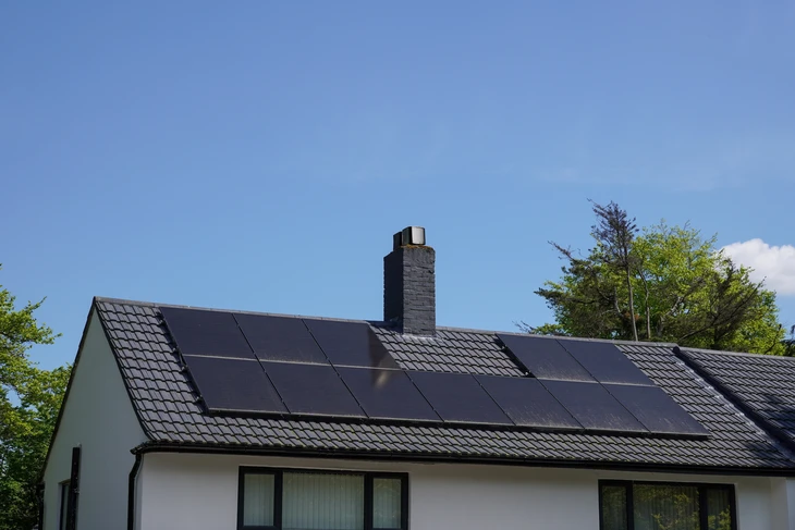 toit d'habitation avec panneaux solaires