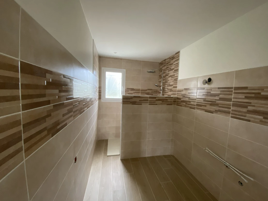 Salle de bain moderne en cours d'am&eacute;nagement avec douche &agrave; l'italienne ouverte