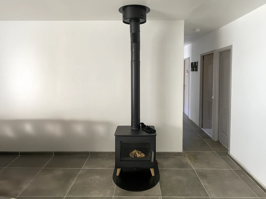 Intérieur de salle de bain moderne avec carrelage blanc