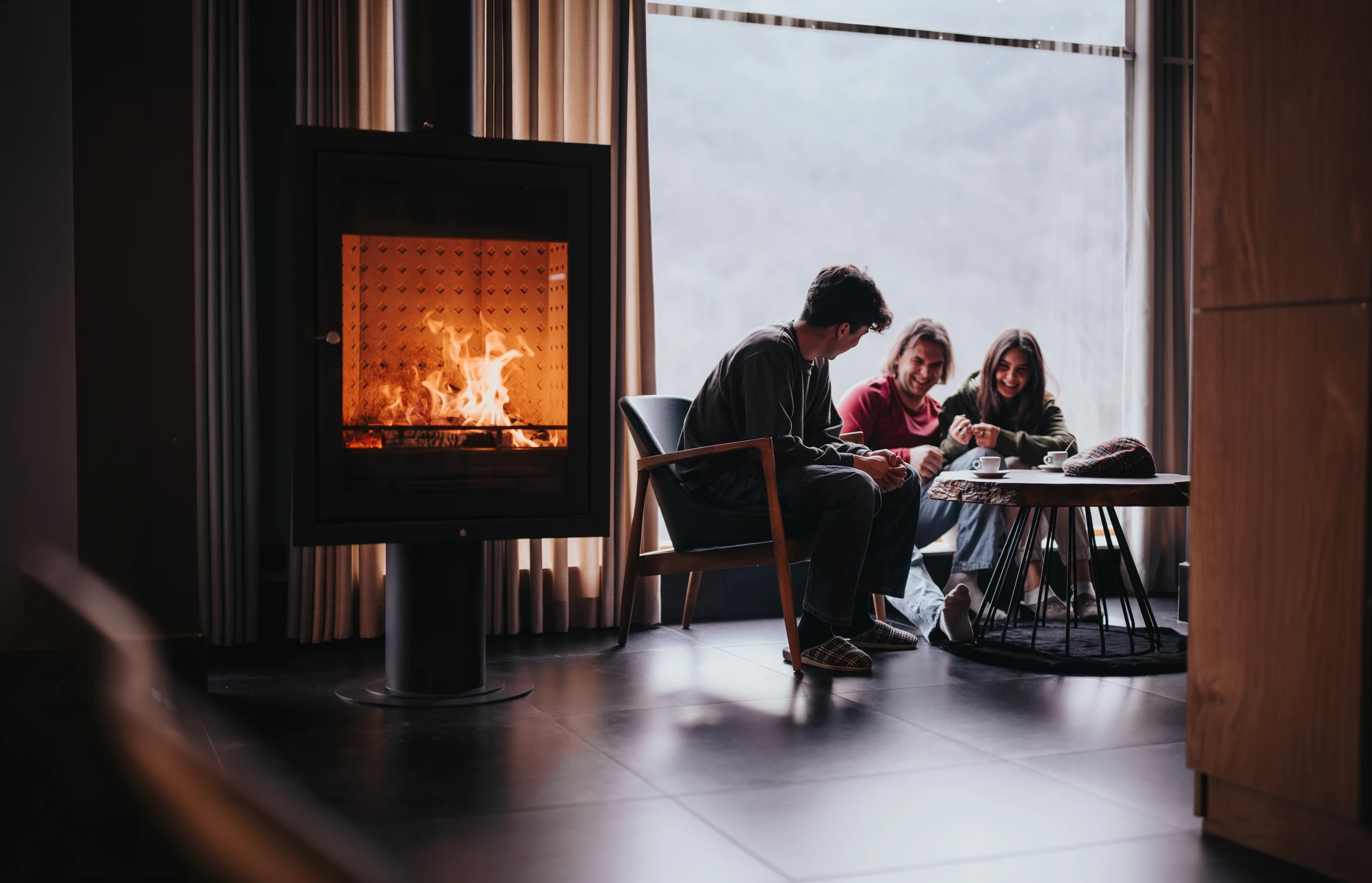 Scène extérieure avec pile de bûches de bois coupées, certaines fendues en demi-lunes, empilées sur sol forestier avec mousse