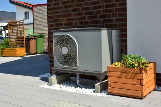Int&eacute;rieur d'habitation, technicien en plomberie intervenant sur installation de chauffage