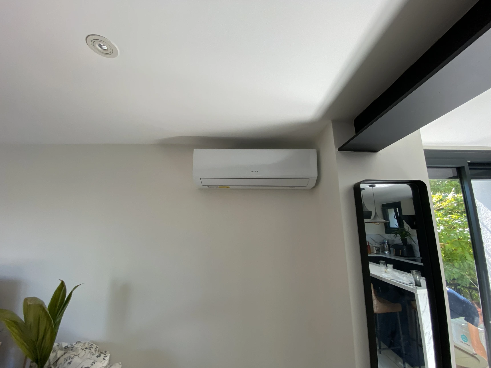 Intérieur moderne avec climatiseur mural blanc installé sur mur blanc