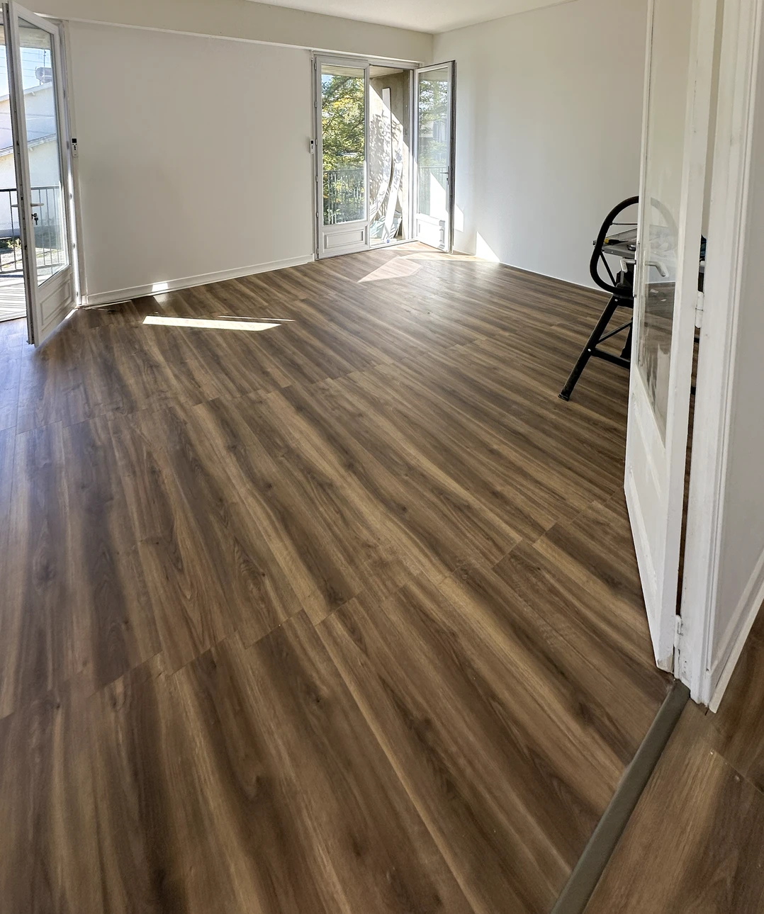 Équipements sanitaires et outils de plomberie sur fond blanc