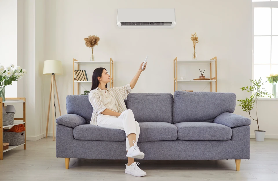 Mère et enfant avec télécommande de l'air conditionné