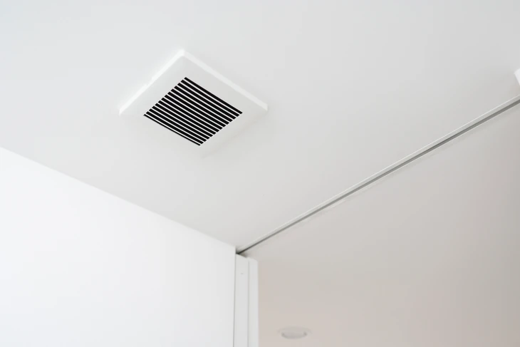 Salle de bain moderne avec mur carrelé vert lime