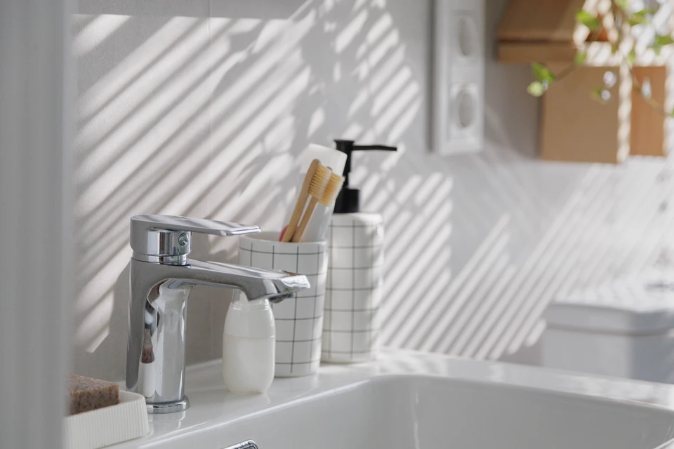 Sc&egrave;ne d'int&eacute;rieur d'une salle de bain moderne avec plombier en action