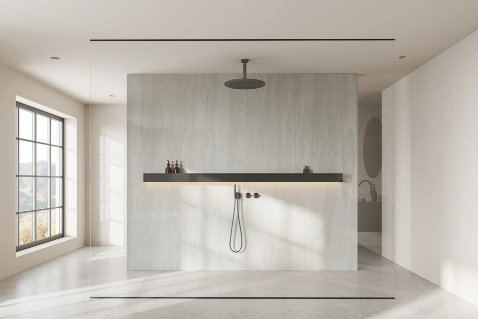 Salle de bain moderne épurée avec baignoire blanche, meuble vasque suspendu gris mat, vasque à poser circulaire blanche, robinetterie chromée contemporaine